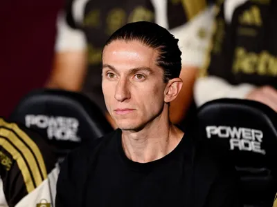 Após vitória de goleada e protestos, Fla anuncia demissão de Filipe Luís