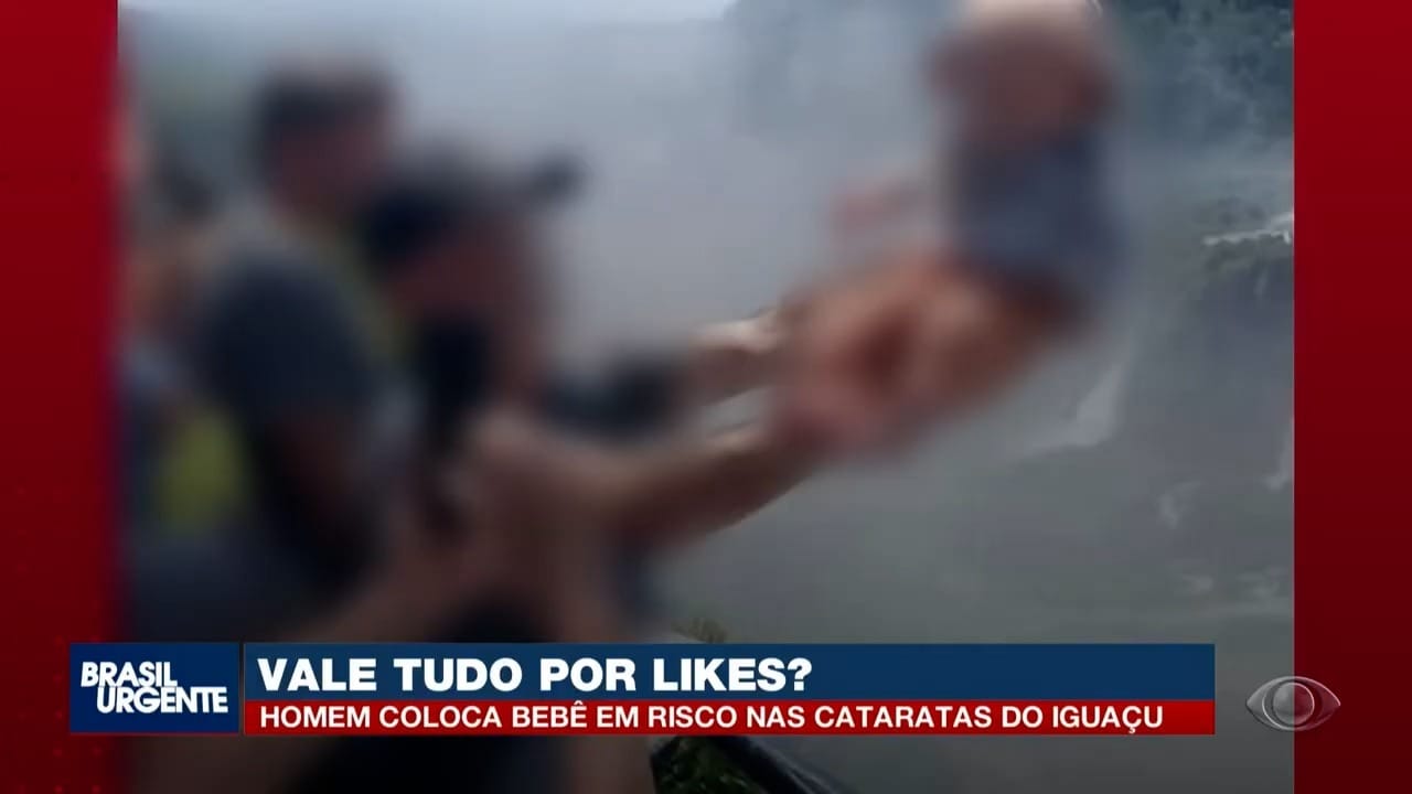 Homem segura bebê para fora de grade nas Cataratas do Iguaçu