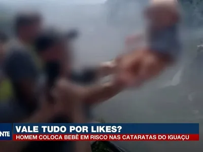 Homem segura bebê para fora de grade nas Cataratas do Iguaçu