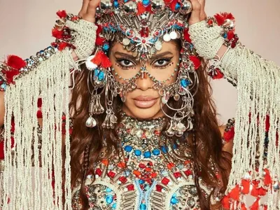 Bloco da Anitta arrasta multidão de foliões no centro do Rio de Janeiro