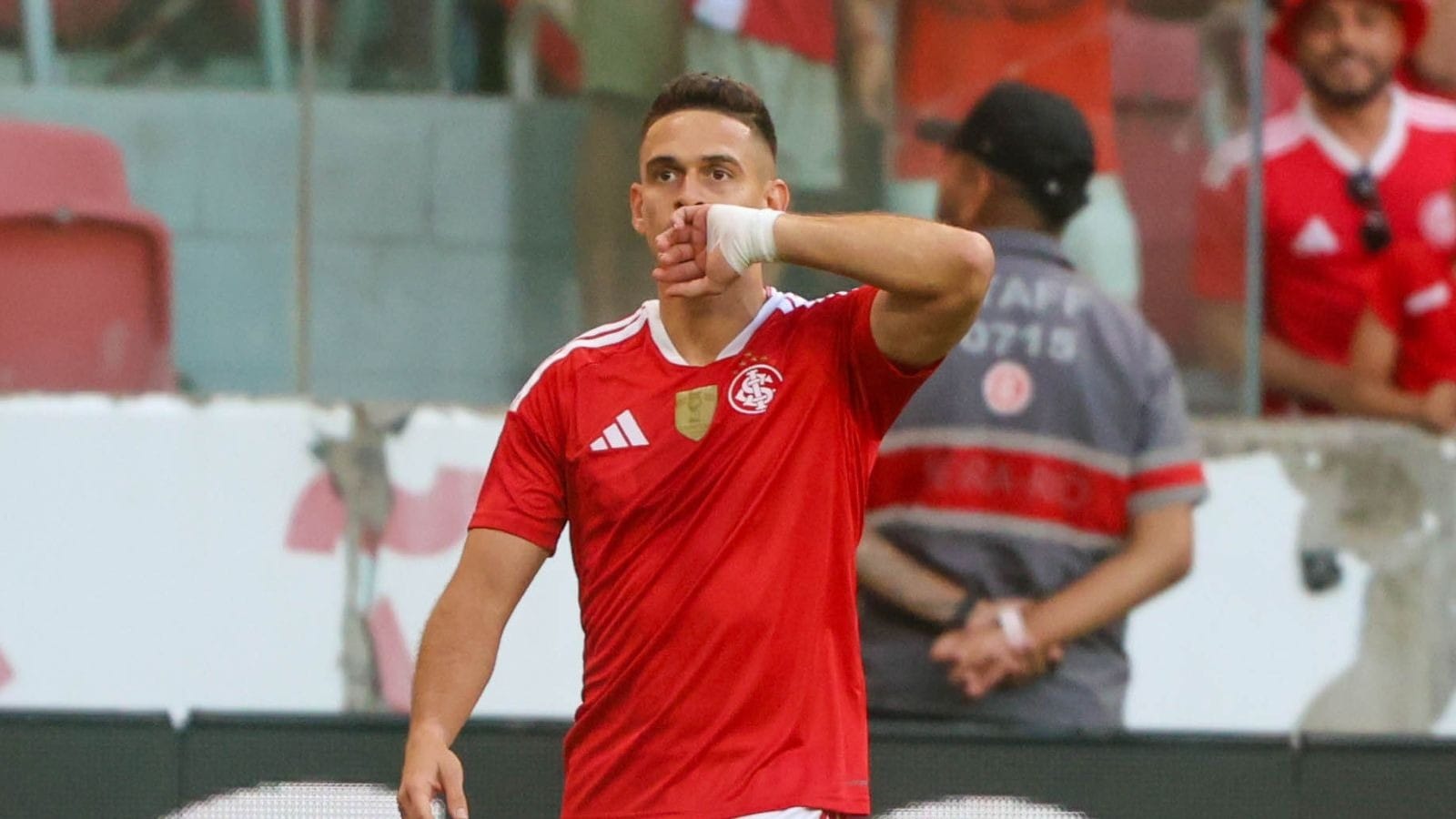 Internacional atropela Ypiranga e garante vaga na final do Gaúchão