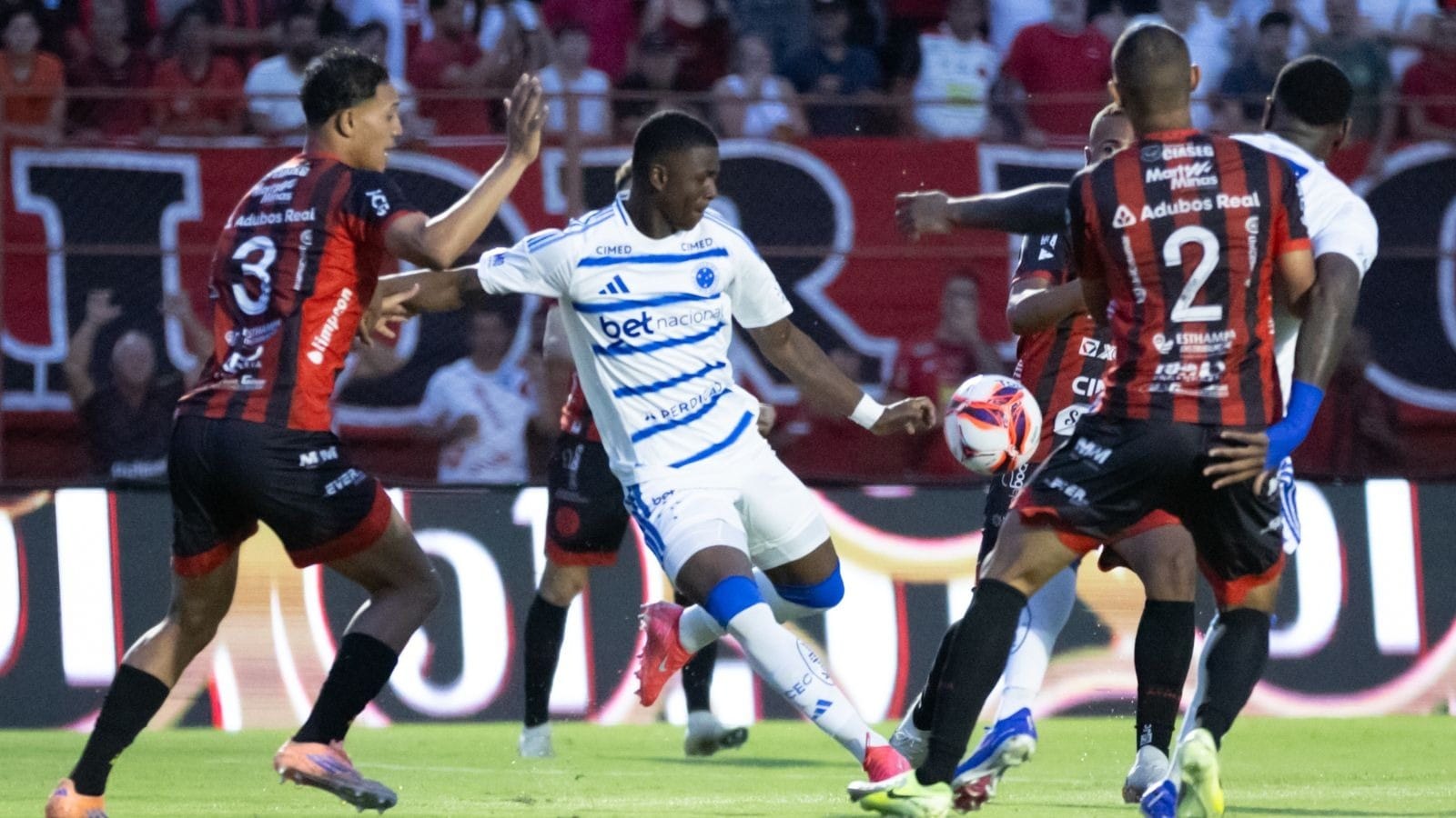 Cruzeiro vence Pouso Alegre e larga na frente nas semifinais do Mineiro