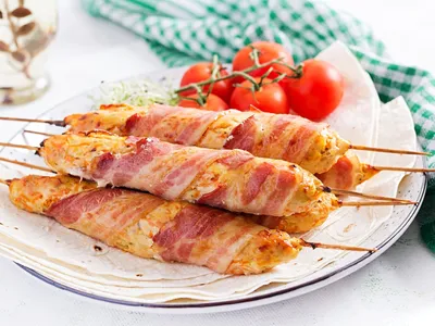 Espetinho glaceado de frango e bacon é pestisco perfeito pro fim de semana