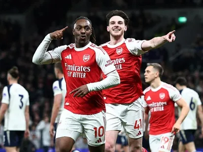 Arsenal goleia Tottenham fora de casa e mantém vantagem sobre City