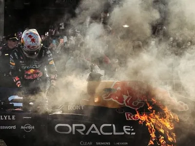 Carro de Yuki Tsunoda, piloto da F1, pega fogo em exibição nos EUA; assista