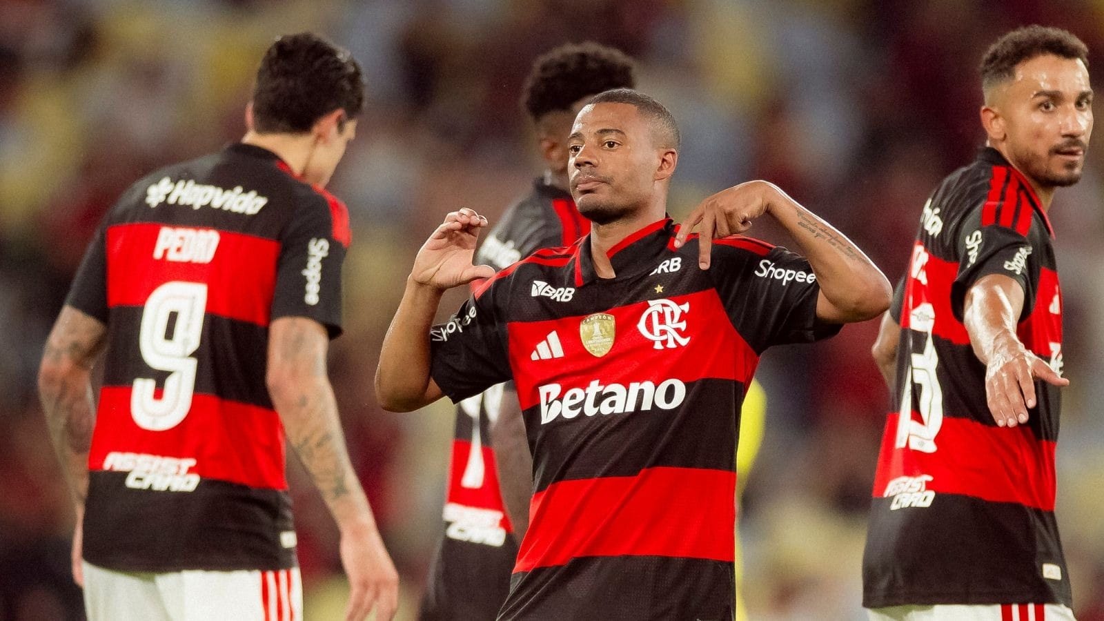 Sob vaias, Flamengo vence Madureira e se aproxima da final do Carioca