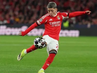 Prestianni é aplaudido por torcedores do Benfica no embarque para Madri