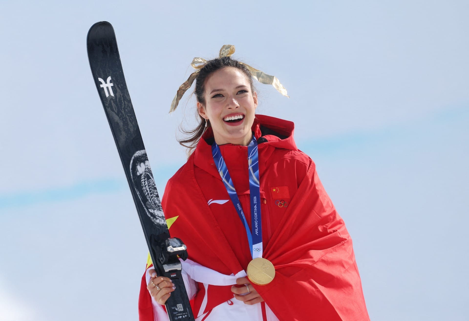 Eileen Gu, de 22 anos, é a maior medalhista olímpica do esqui estilo livre (foto: Hannah Mckay/Reuters)