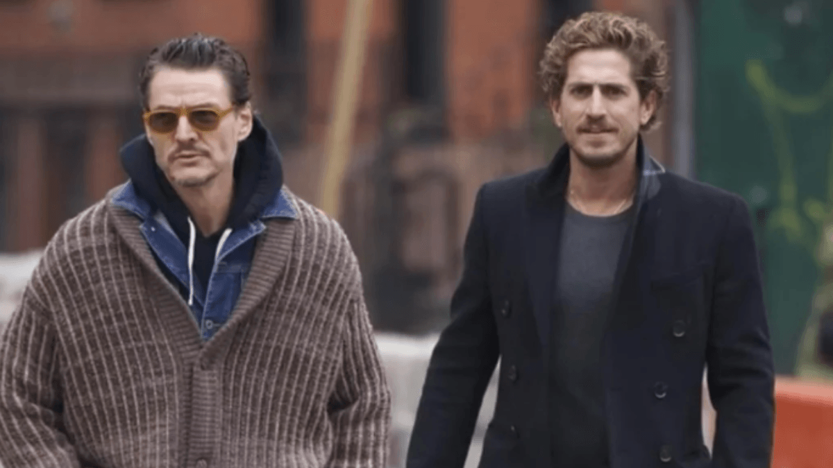 Novo casal? Pedro Pascal é flagrado em clima de romance com diretor de arte