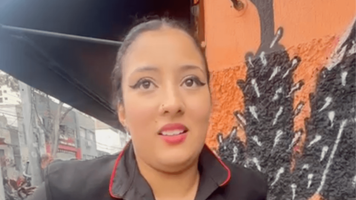 Atendente diz que quase pediu demissão após ataque de barata: "Desesperada"