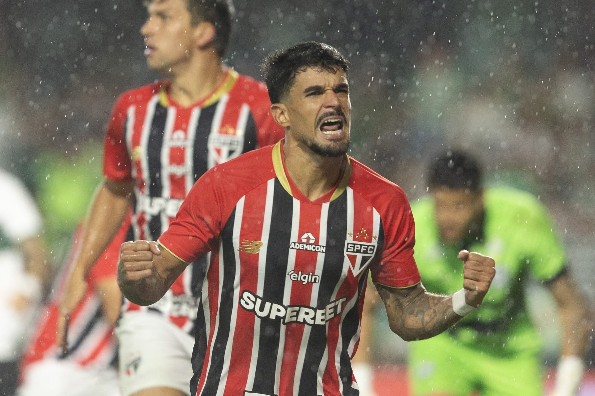 Com gol de Cauly, São Paulo bate Coritiba e mantém boa fase no Brasileirão