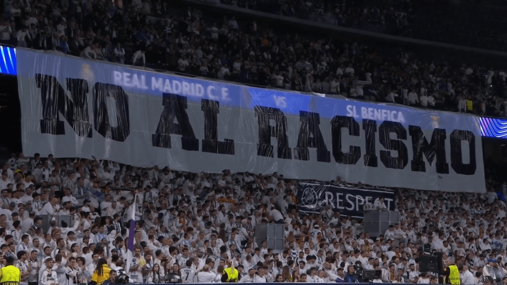 Torcida do Real Madrid exibe faixas antirracismo em apoio a Vini Jr