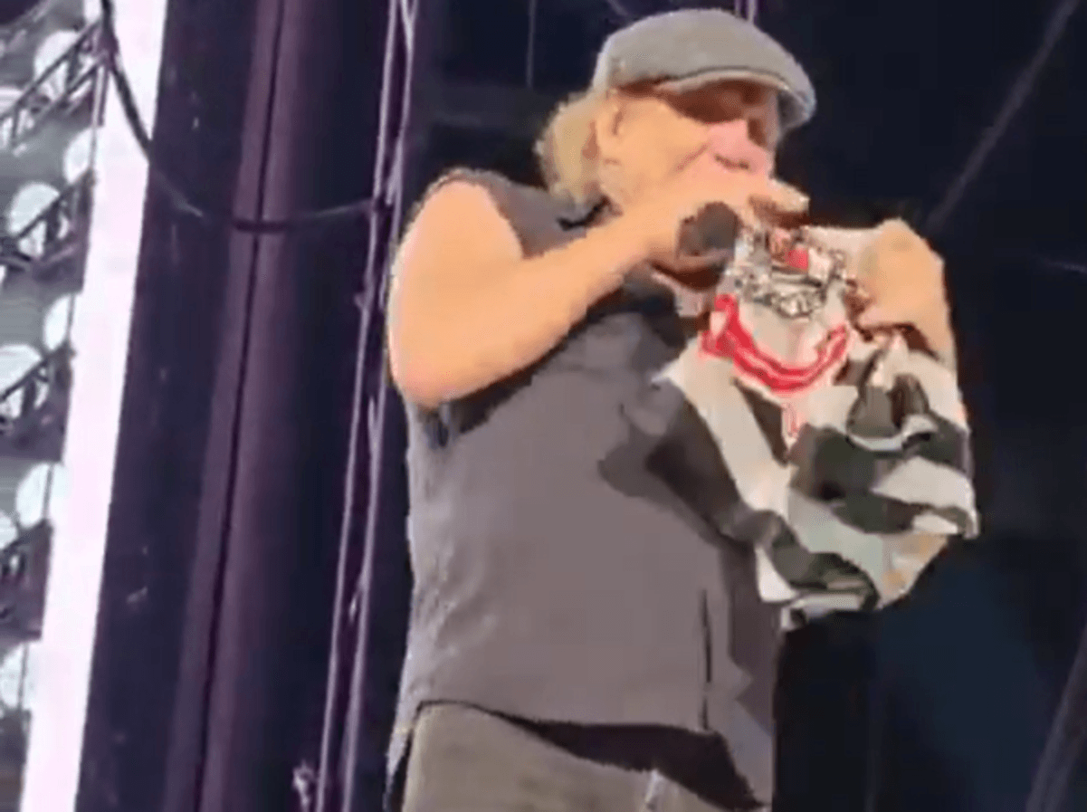 Vocalista do AC/DC mostra bandeira do Corinthians no estádio do São Paulo
