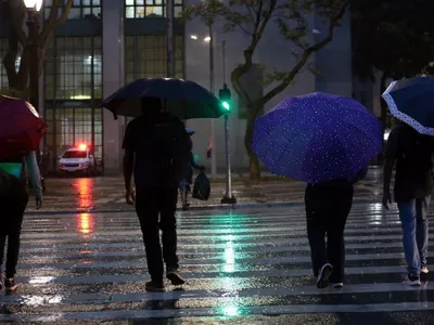 SP entra em estado de atenção após forte chuva; córregos transbordam
