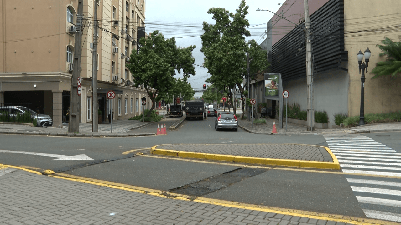 Obras do BRT alteram trânsito na Rua Rockefeller em Curitiba