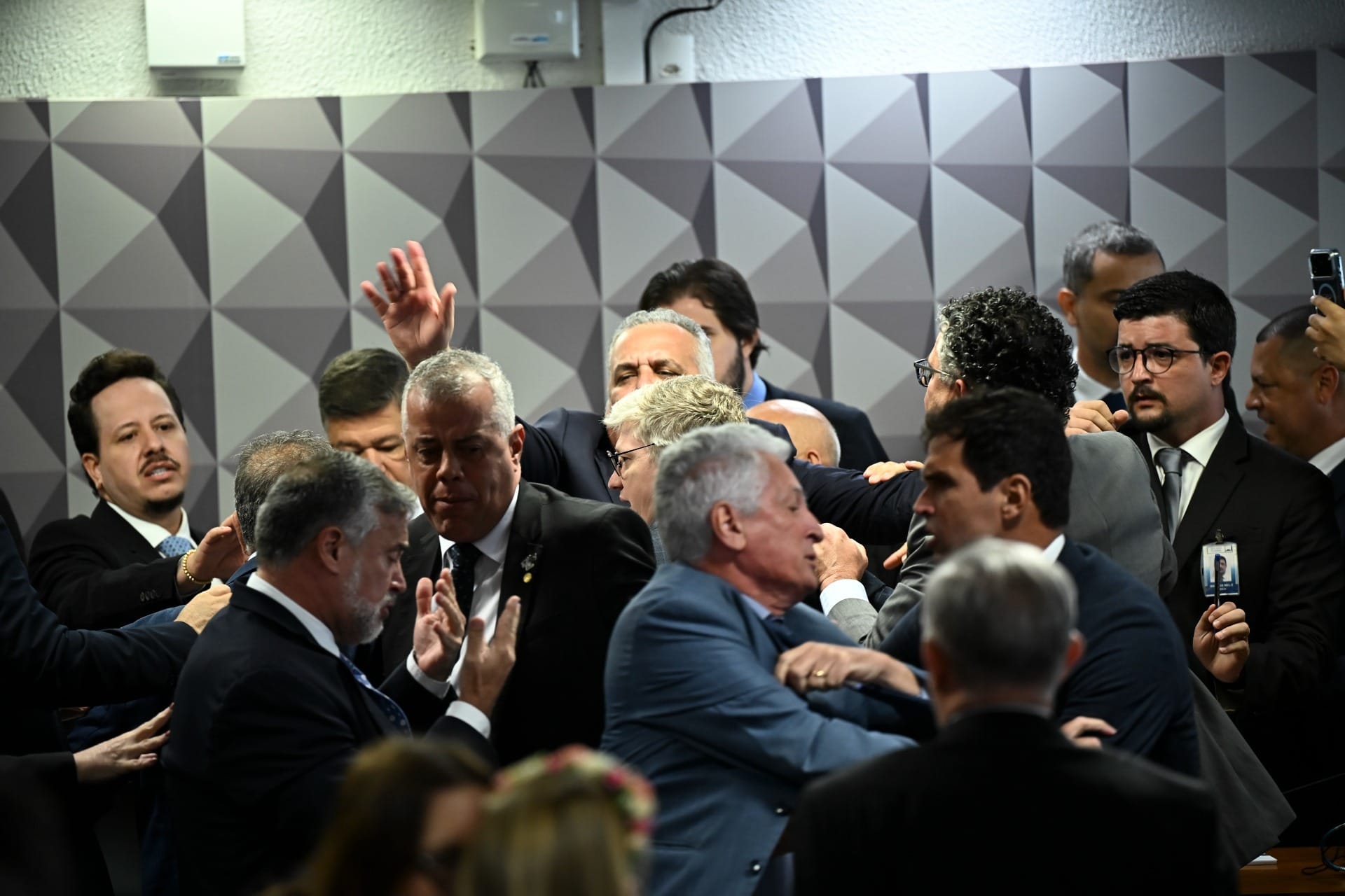 CPMI aprova quebra de sigilos de Lulinha, e sessão acaba com troca de socos