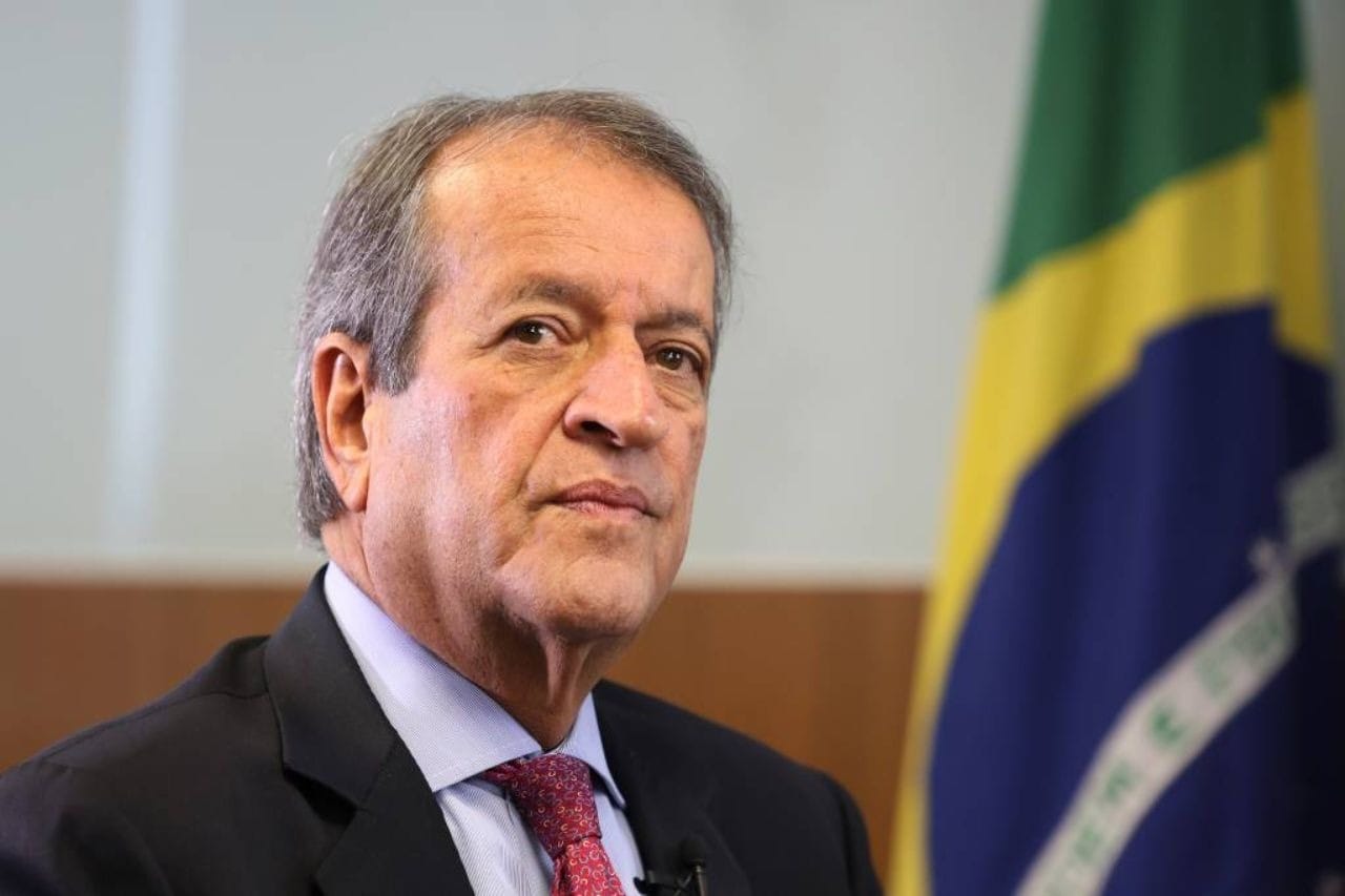 Dino manda bloquear R$ 119 mi de Valdemar por suposto esquema em emendas