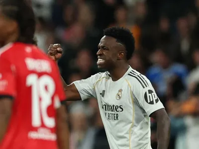 Torcida do Benfica cobra a saída de jogador que pediu camisa a Vini Jr