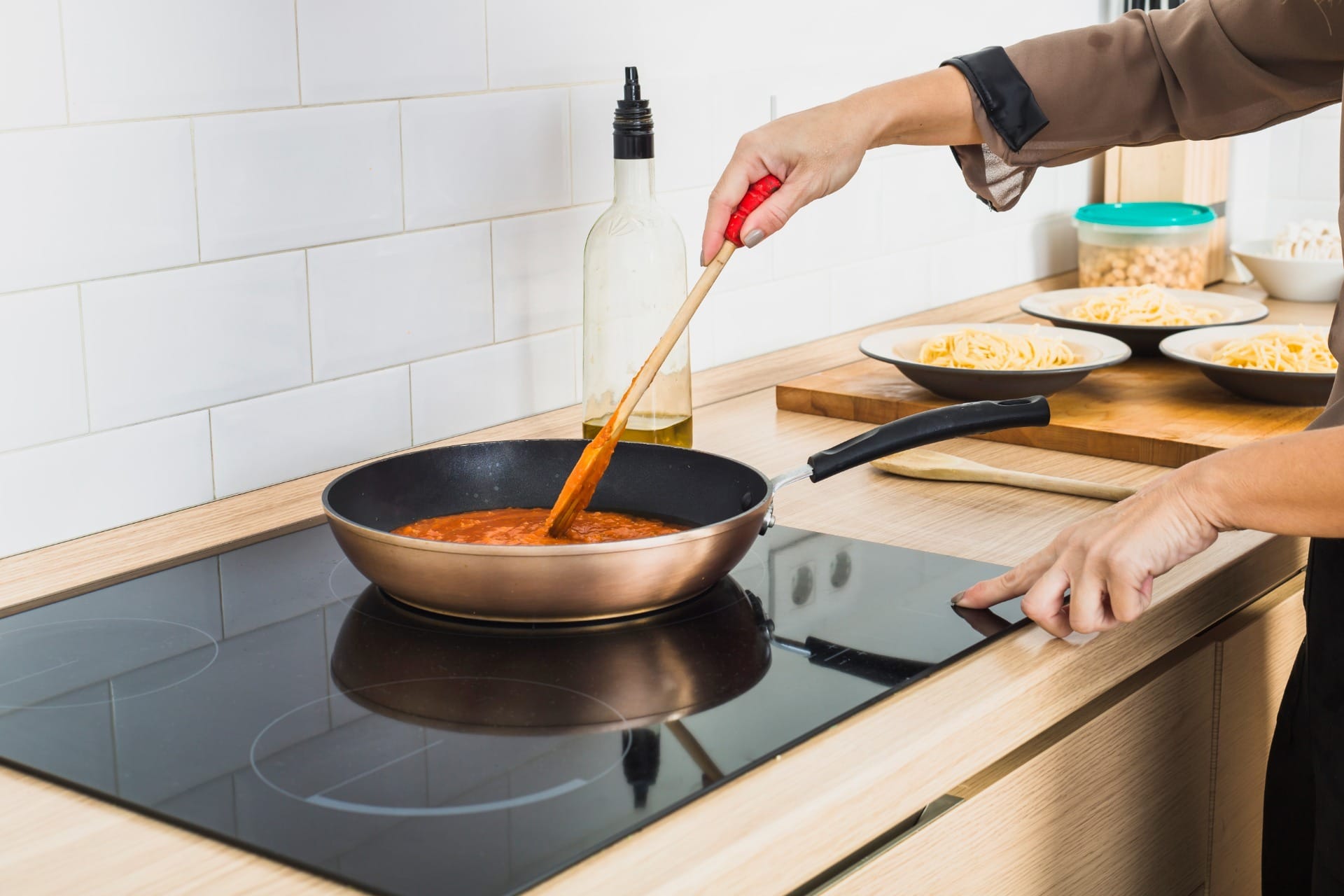 O cooktop confere um visual clean e moderno à cozinha. / Foto: Freepik