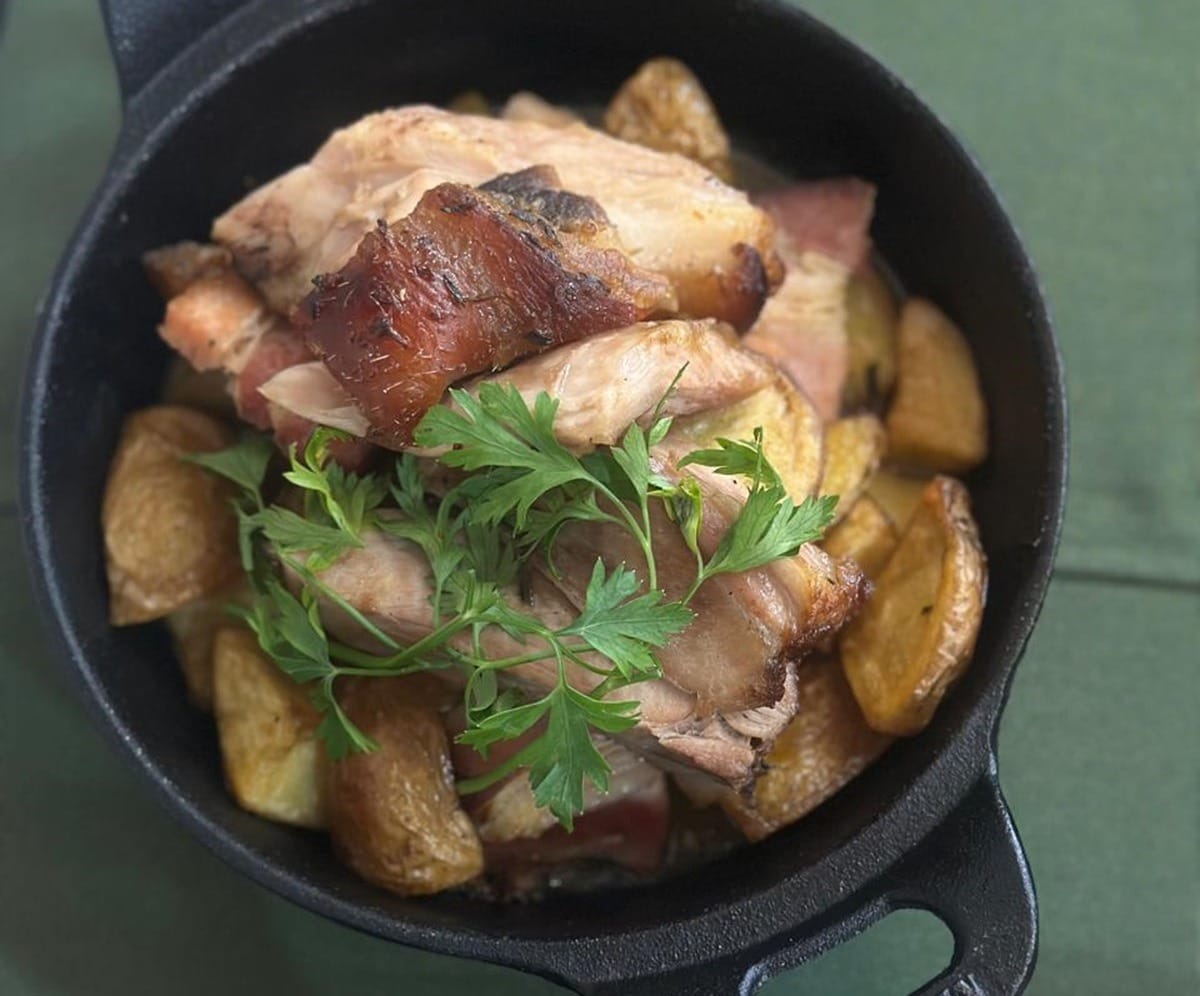 Joelho de porco assado com batatas e bacon do chef Erick Jacquin | Band Receitas