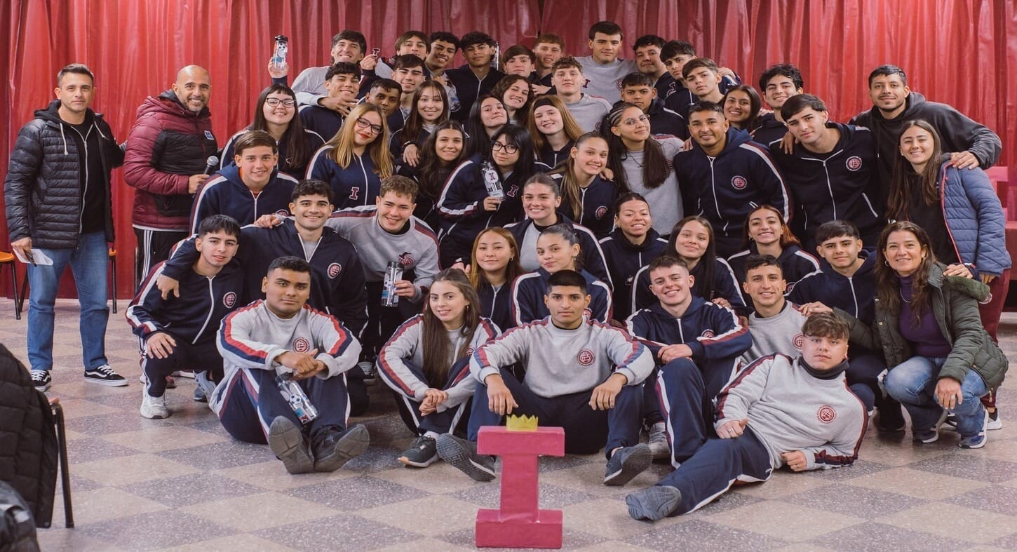 Jovens que estudam no Lanús (Foto: Divulgação/ Lanús)