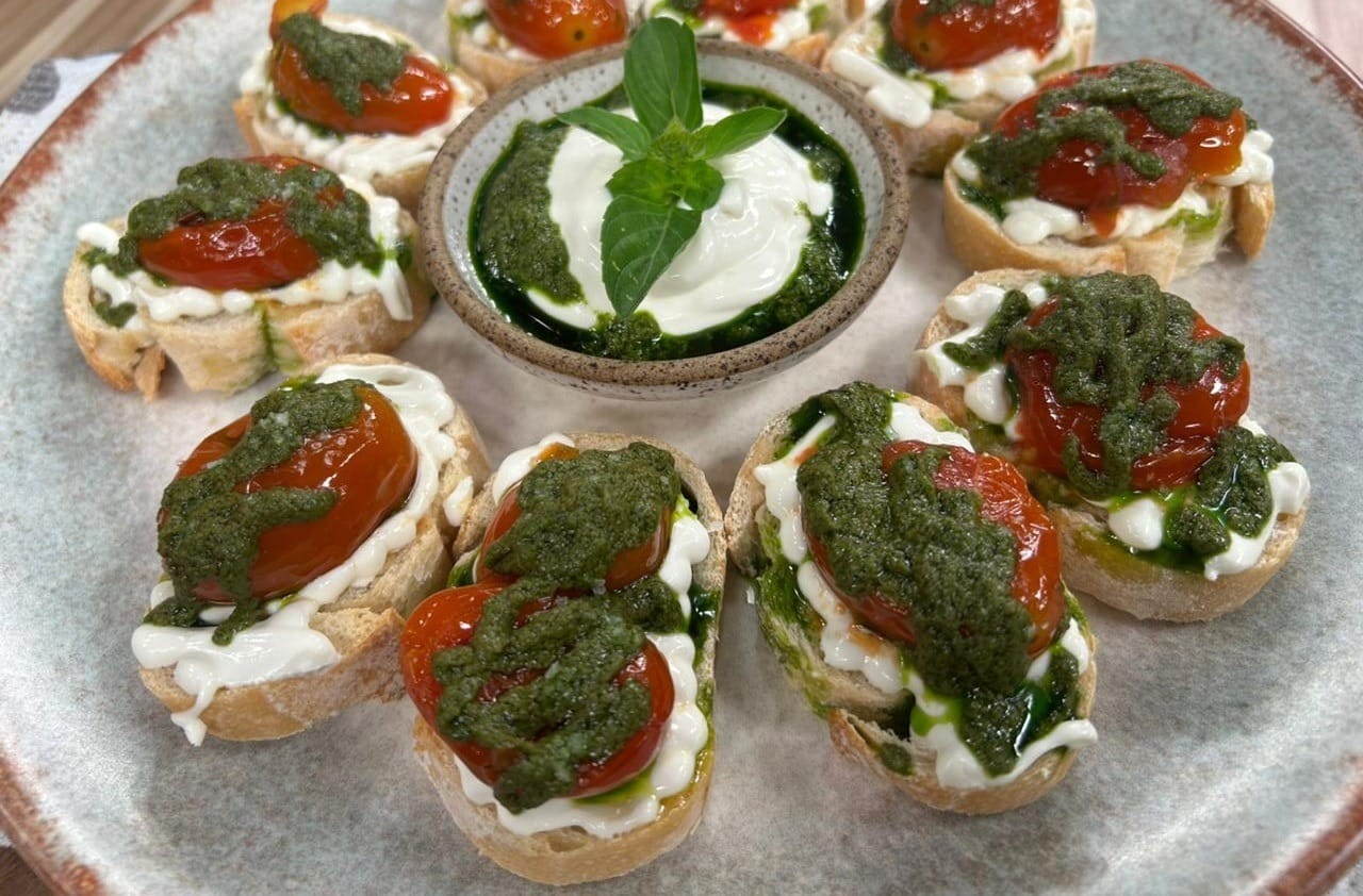 Bruscheta de tomate confit com creme de queijo e pesto do chef Bruno Hashimoto | Band Receitas