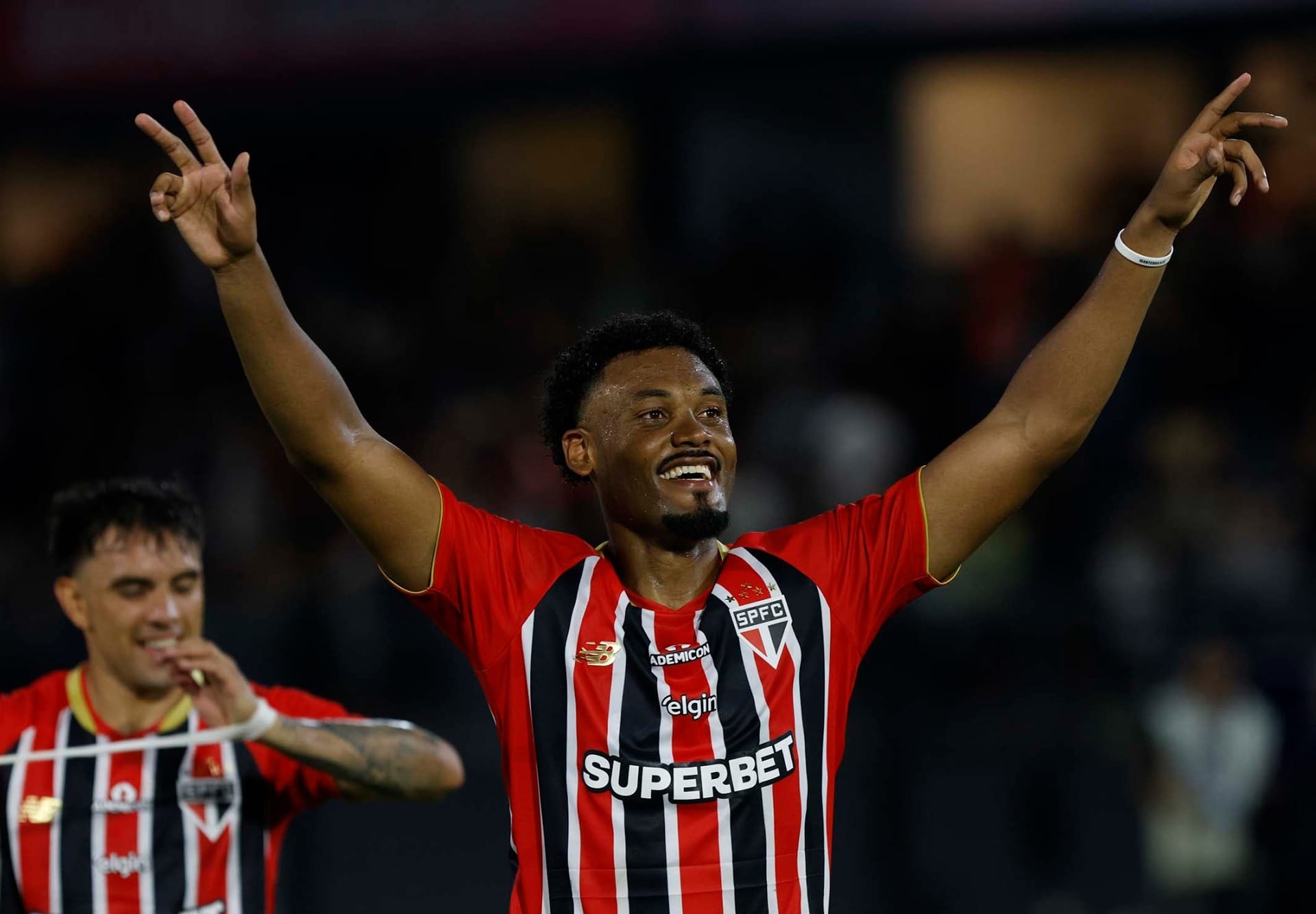 Trio titular do São Paulo retorna e treina com o time antes do Choque-Rei