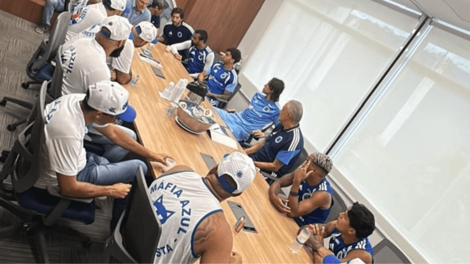 Integrantes de uniformizada Cruzeiro se reúnem com dono da SAF, jogadores e técnico Tite. Foto: Reprodução/Instagram @mafiaazuloficia