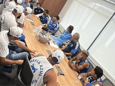 Torcida organizada do Cruzeiro cobra Tite e jogadores na Toca da Raposa