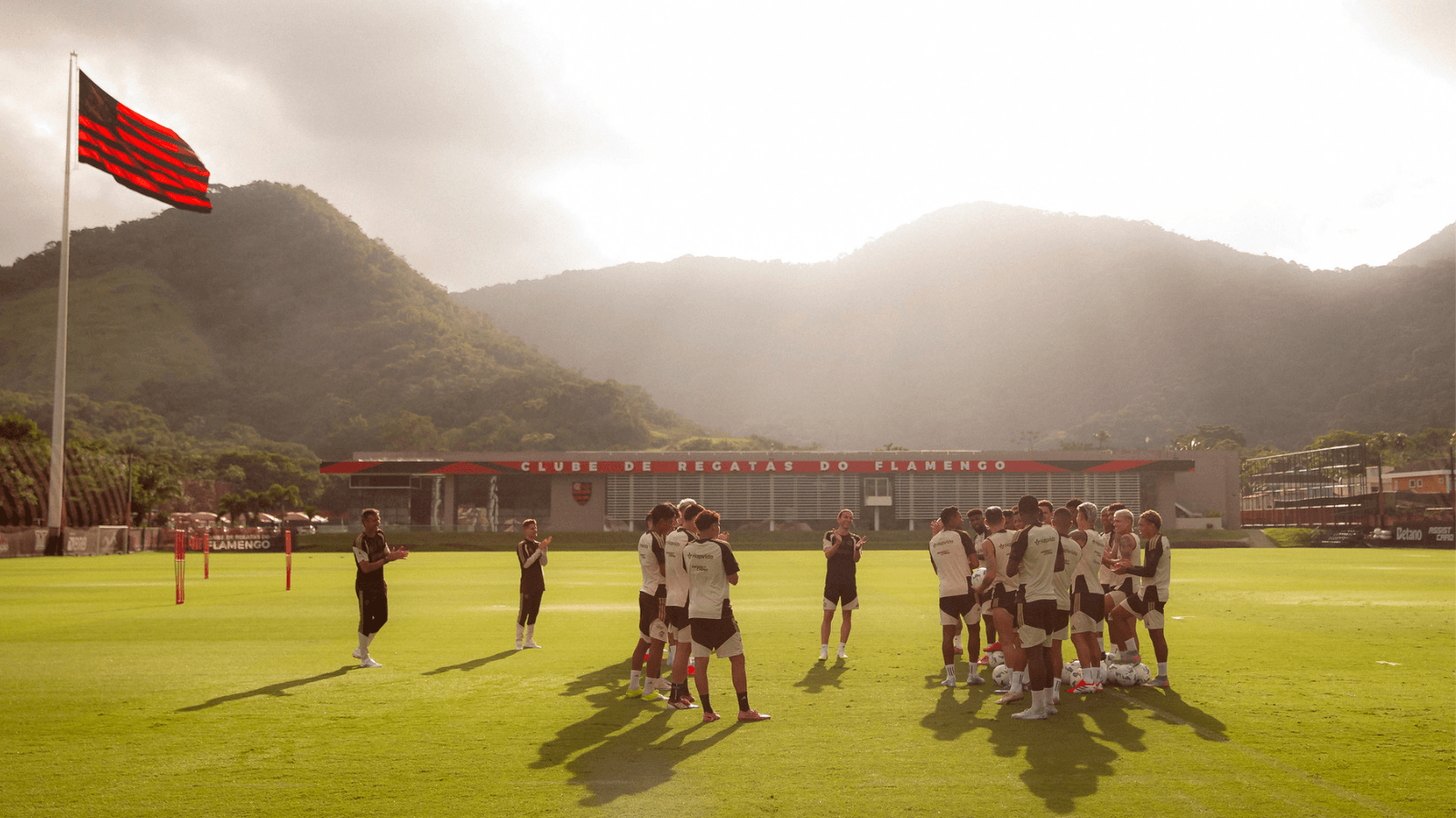 Torcida do Flamengo protesta no CT do clube e cobra Filipe Luís e diretoria