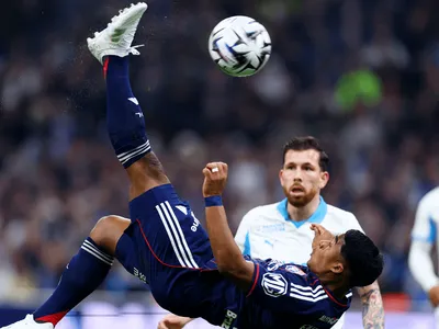 Marseille x Lyon: Endrick quase marca gol de bicicleta; veja lance