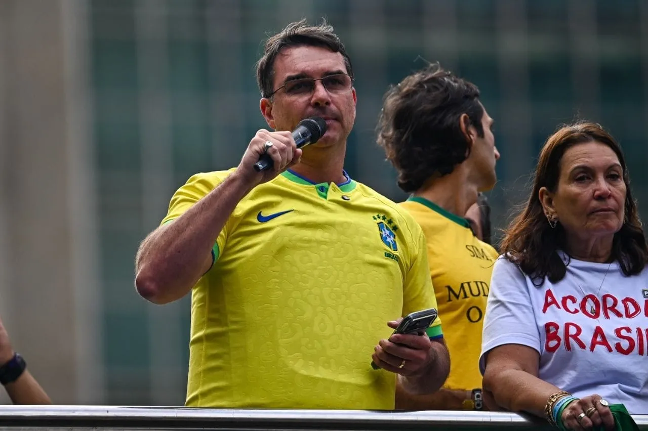 Lindbergh pede no STF bloqueio de R$ 72 milhões em bens de Flávio Bolsonaro