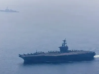 Irã atinge navio americano em Ormuz