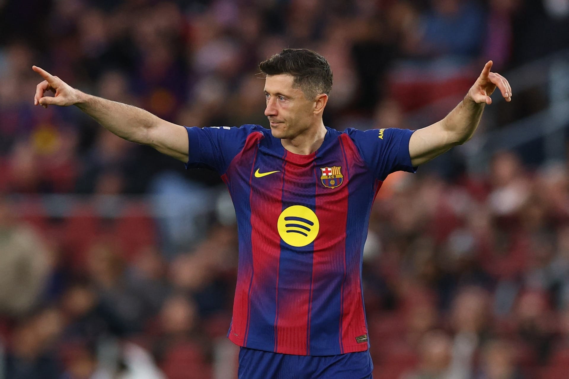 Lewandowski sofre fratura na órbita ocular e desfalca Barcelona; entenda