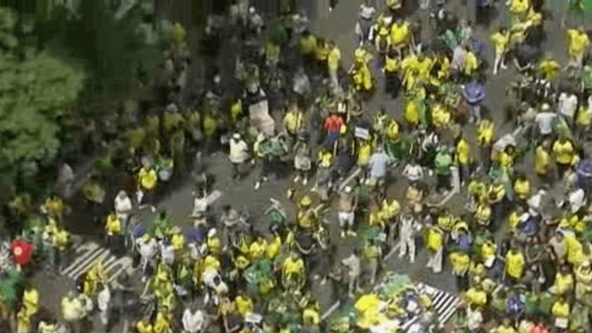 Manifestantes se reúnem na Avenida Paulista em ato contra Lula e o STF