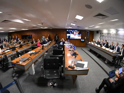 Base de Lula quer indiciamento de Bolsonaro e Flávio na CPMI do INSS
