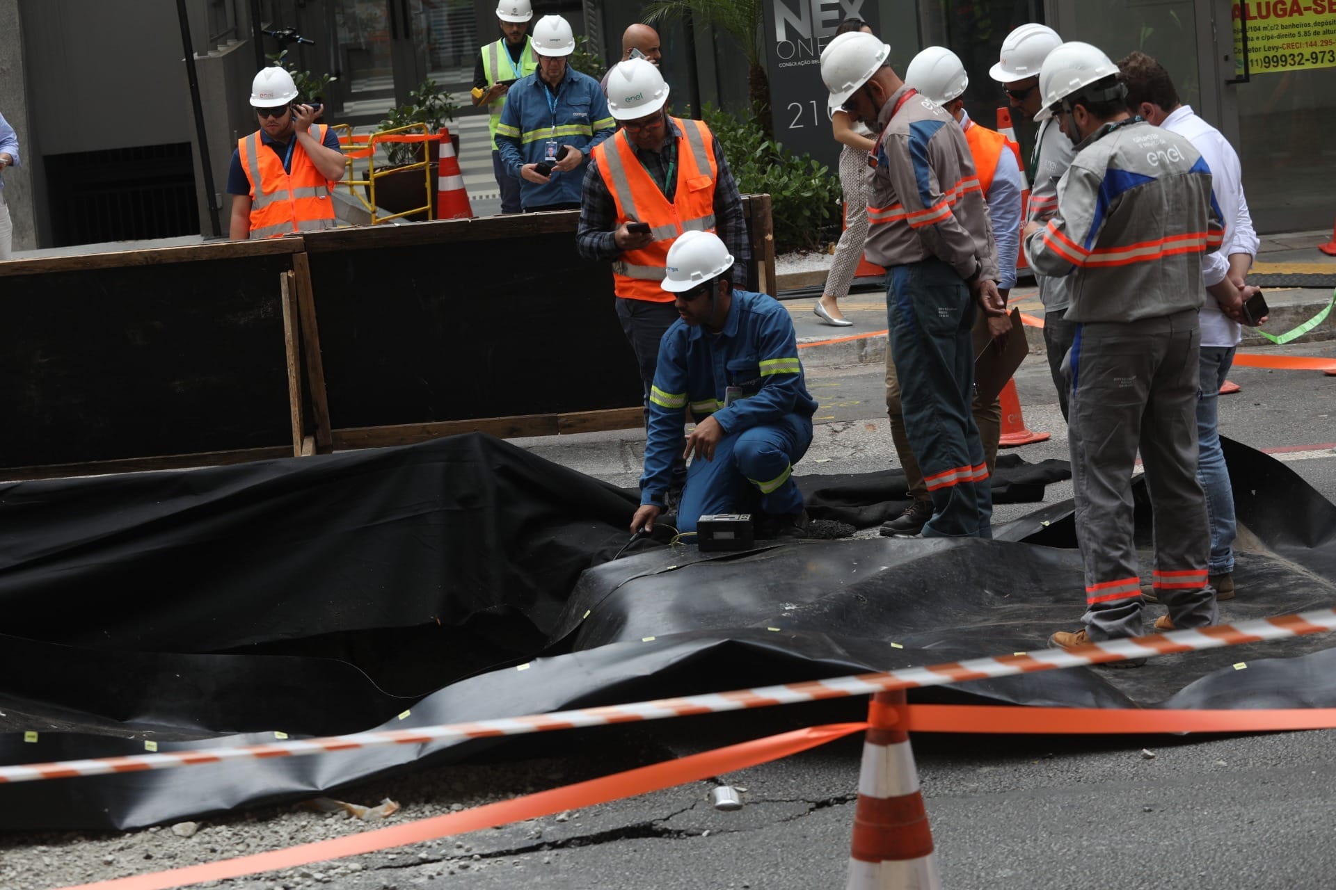 Cratera na Rua da Consolação após explosão (Renato S. Cerqueira/Ato Press/Estadão Conteúdo)