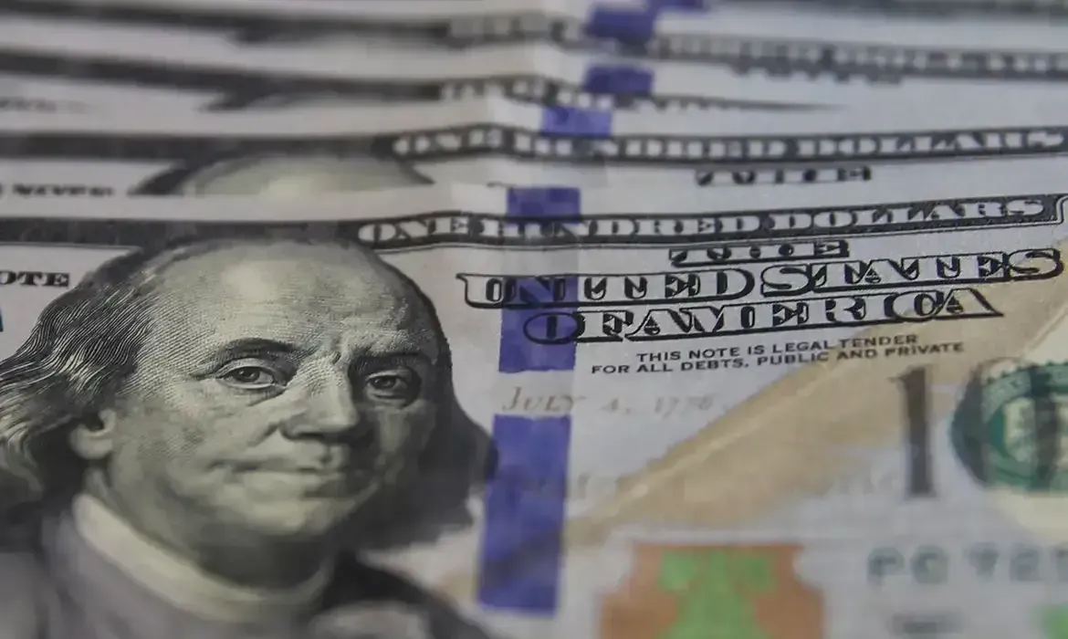 Conflito contra o Irã faz petróleo disparar e dólar subir no mundo