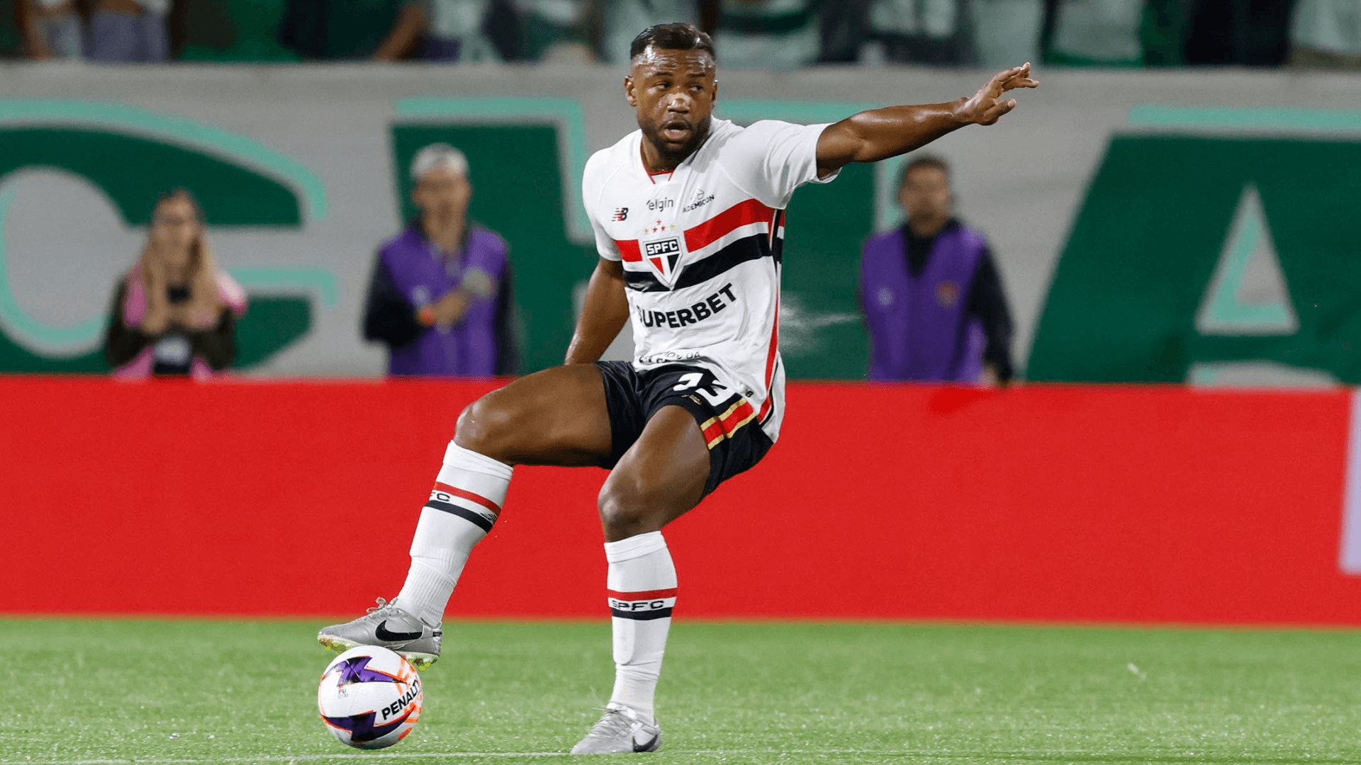 Luan, volante do São Paulo, durante o clássico contra o Palmeiras I Foto: Rubens Chiri e Miguel Schincariol/Saopaulofc.net