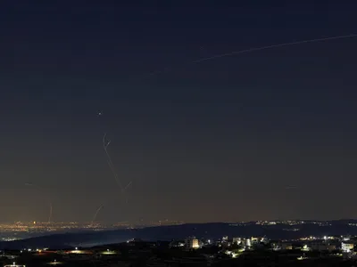 Irã e Hezbollah lançam ataques aéreos contra Israel, Emirados e Catar