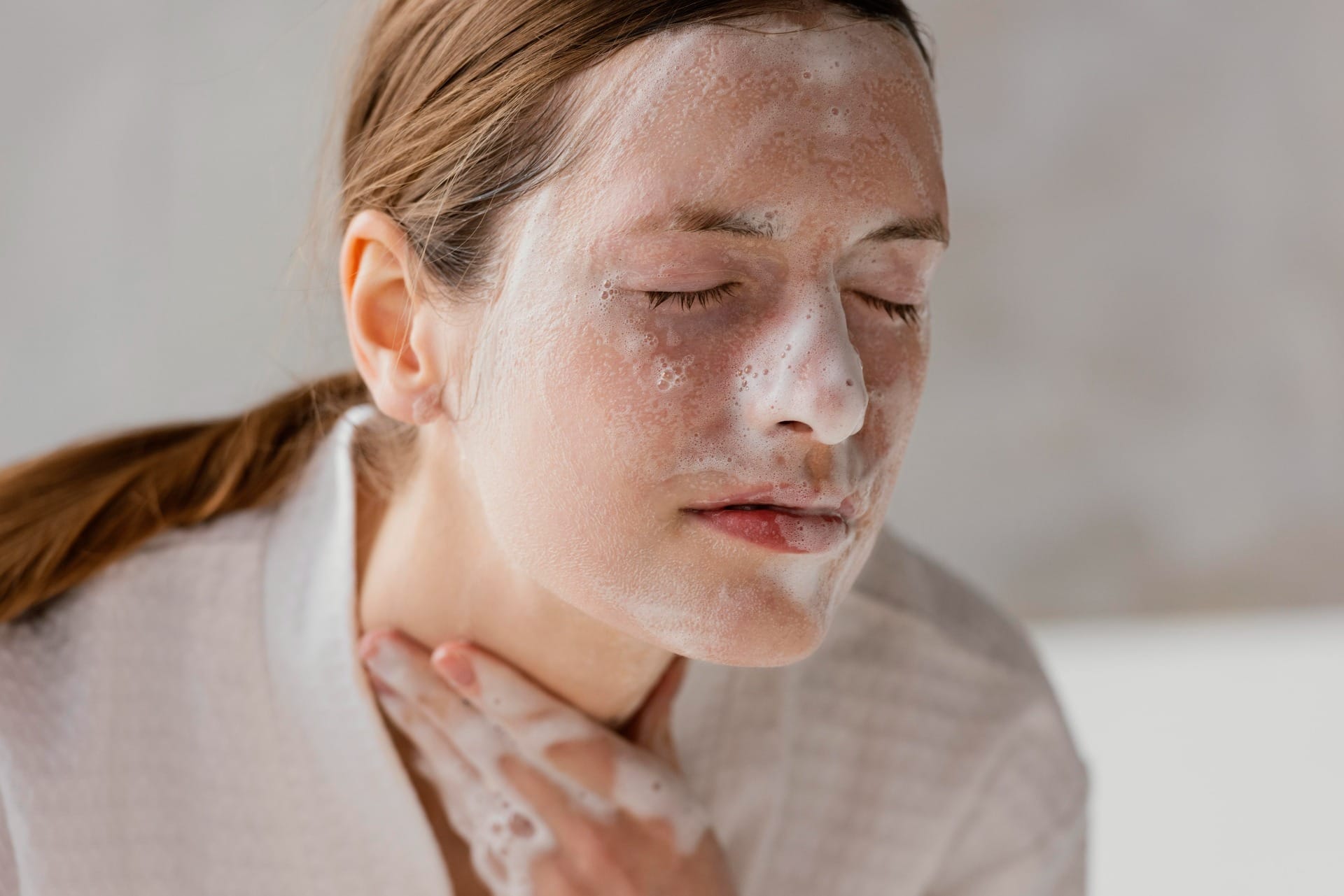 Pode lavar rosto com sabonete comum? Dermatologista alerta para riscos
