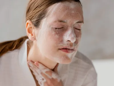 Pode lavar rosto com sabonete comum? Dermatologista alerta para riscos