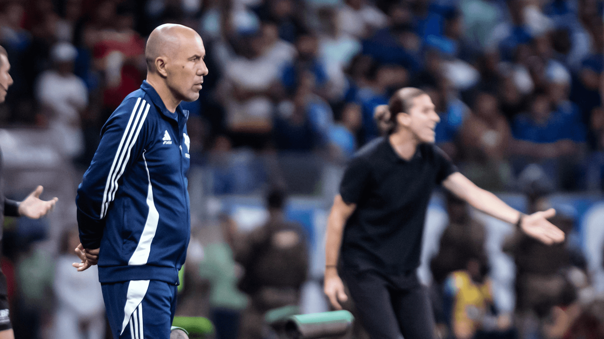 Leonardo Jardim e Filipe Luís durante Cruzeiro x Flamengo em 2025 I Foto: Gustavo Aleixo/Cruzeiro