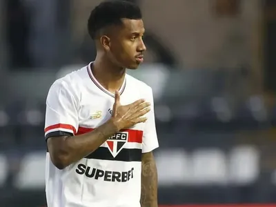 Meia se emociona e desabafa após derrota do São Paulo: "Dando a vida!"