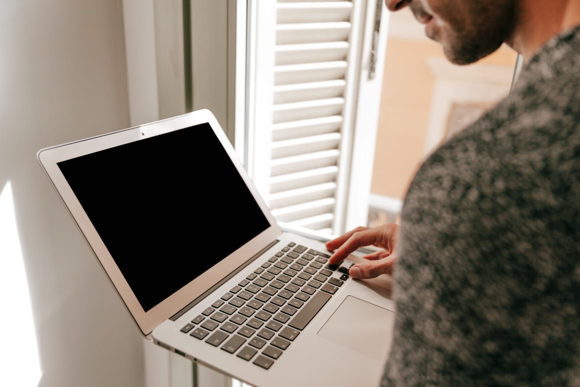Mito ou verdade: deixar o notebook ligado na tomada vicia a bateria?