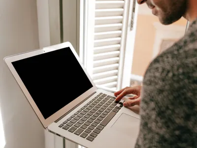 Mito ou verdade: deixar o notebook ligado na tomada vicia a bateria?
