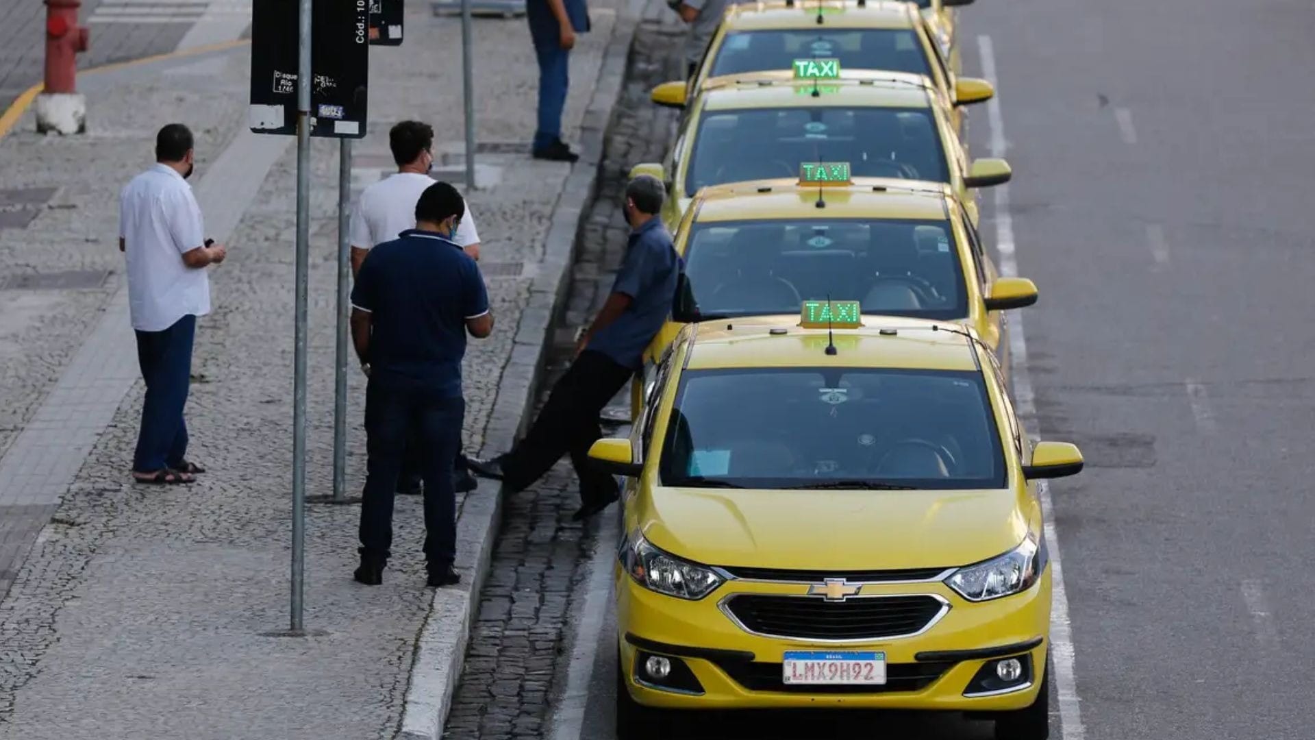 Taxistas fraudam taxímetro e cobram até nove vezes mais; entenda o golpe