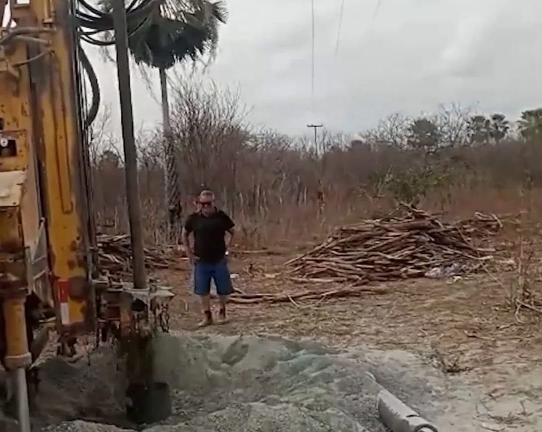 Agricultor perfura poço para obter água e descobre poço de petróleo em casa