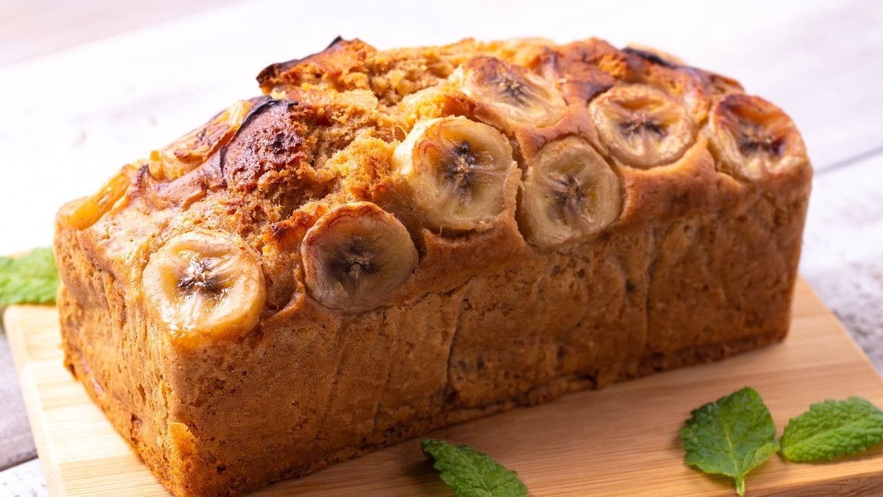 Bolo de banana caseiro tem toque especial de caramelo e receita simples