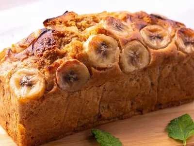 Bolo de banana caseiro tem toque especial de caramelo e receita simples